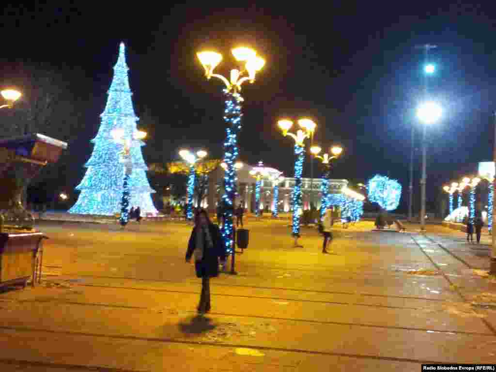 И плоштадот Македонија во новогодишно руво