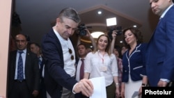 Armenia - Prime Minister Karen Karapetian votes in a mayoral election in Yerevan, 14May2017.