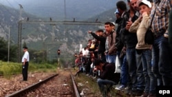 Migranți în Macedonia, așteptând trenul spre Serbia