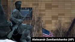 Американското знаме се вее зад паметник в Москва, 30 декември 2016.