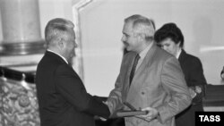 Борис Ельцин вручает Никите Михалкову Государственную премию по литературе и искусству за 1993 год. Фото ТАСС