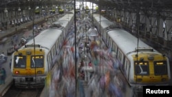 India -- Commuters disembark from crowded suburban trains during the morning rush hour at Churchgate railway station on World Population Day in Mumbai, 11Jul2012