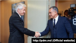 Secretarul general al Consiliului Europei, Thorbjørn Jagland (stânga), primindu-l în urmă cu aproape 10 ani la Strasbourg pe Vlad Plahotniuc, pe atunci lider PDM.