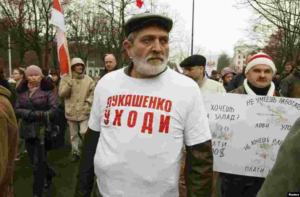 Житель Минска Юрий Рубцов во время акции памяти жертв сталинских репрессий в Белоруссии.