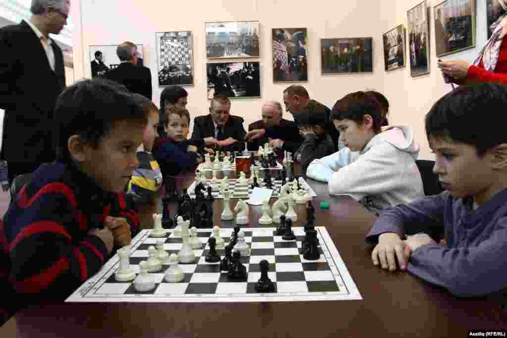 Шахмат чемпионаты барышында балалар да үзара шахмат уйнады.