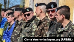 Морські піхотинці вишикувалися за воротами своєї військової частини, Керч, 2014 рік