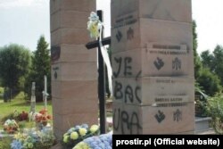 Осквернений пам’ятник воякам УПА у Польщі в селі Грушовичі Підкарпатського воєводства, 26 серпня 2014 року (фото з сайту prostir.pl)