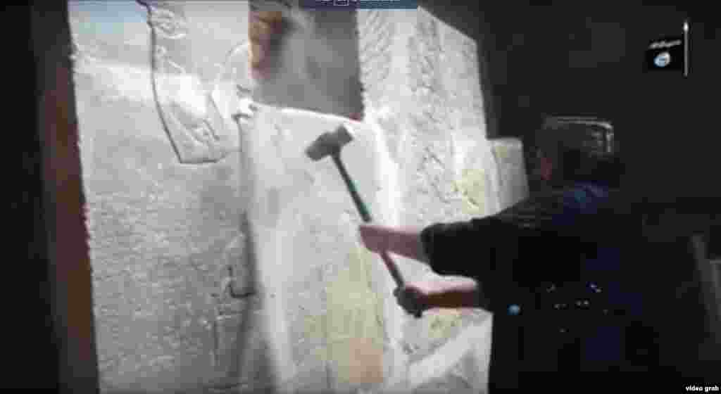 Боевики &quot;Исламского государства&quot; захватили Нимруд в июне 2014 года, вскоре после того, как они заняли Мосул. На этом видео, датированном апрелем 2015 года, снято, как боевики разбивают статуи и фрески кувалдами.