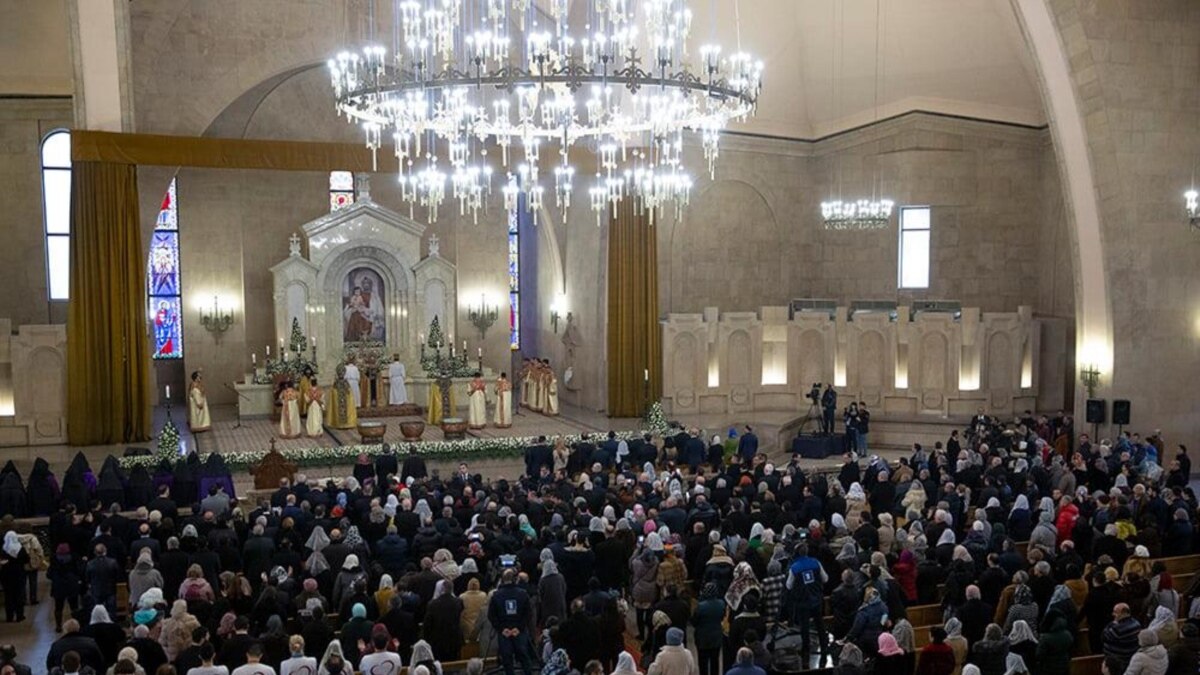 Молитва для освещения воды дома