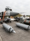 Український фронтовий бомбардувальник Су-24 та його озброєння під час військових навчань «Чисте небо 2018» на авіабазі Старикостянтинів у Хмельницькій області, архівне фото