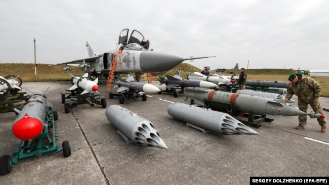 Український бомбардувальник СУ-24 під час навчань «Чисте небо-2018». Хмельницька область, 12 жовтня 2018 року