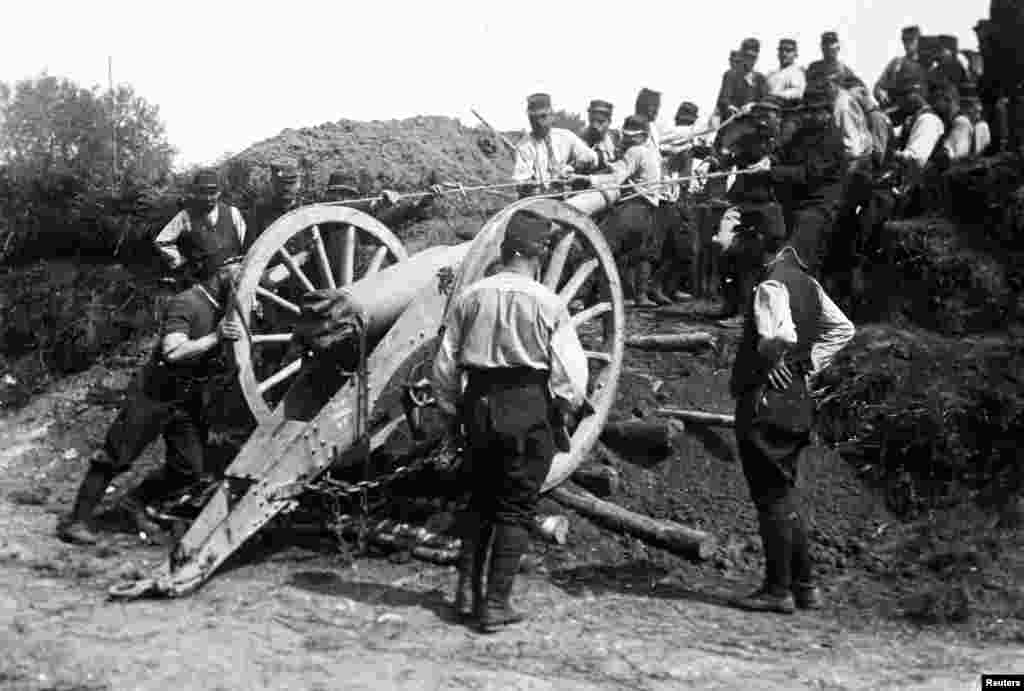 An undated photo shows French soldiers moving a 95 mm cannon at an unknown location in France. A viscount in the Armored Cavalry Branch of the French Army left behind a collection of hundreds of glass plates by an unknown photographer that have only recently been published.