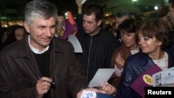 Lider demokrata Zoran Đinđić iz dana visokog političkog uspona, 1999. godine, sa jednih od demonstracija protiv Slobodana Miloševića. Đinđić, kao prvi demokratski izabrani premijer Srbije, ubijen je u atentatu 2003. godine. 