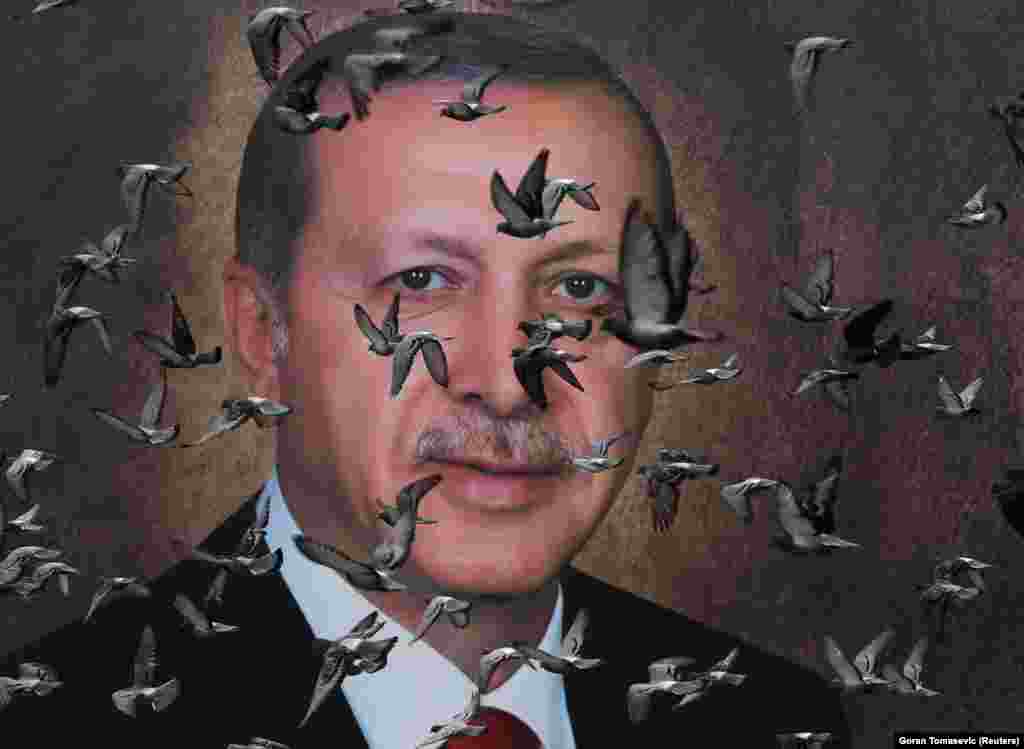 7 апрельдә Бурса шәһәрендә Төркия президенты Рәҗәп Эрдоган сурәте янында күгәрченнәр оча. (Reuters/Goran Tomasevic)