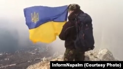 На горе в районе Ласпинского перевала в Крыму волонтеры развернули флаг Украины в поддержку захваченных у берегов Крыма украинских военных. 17 декабря 2018 года