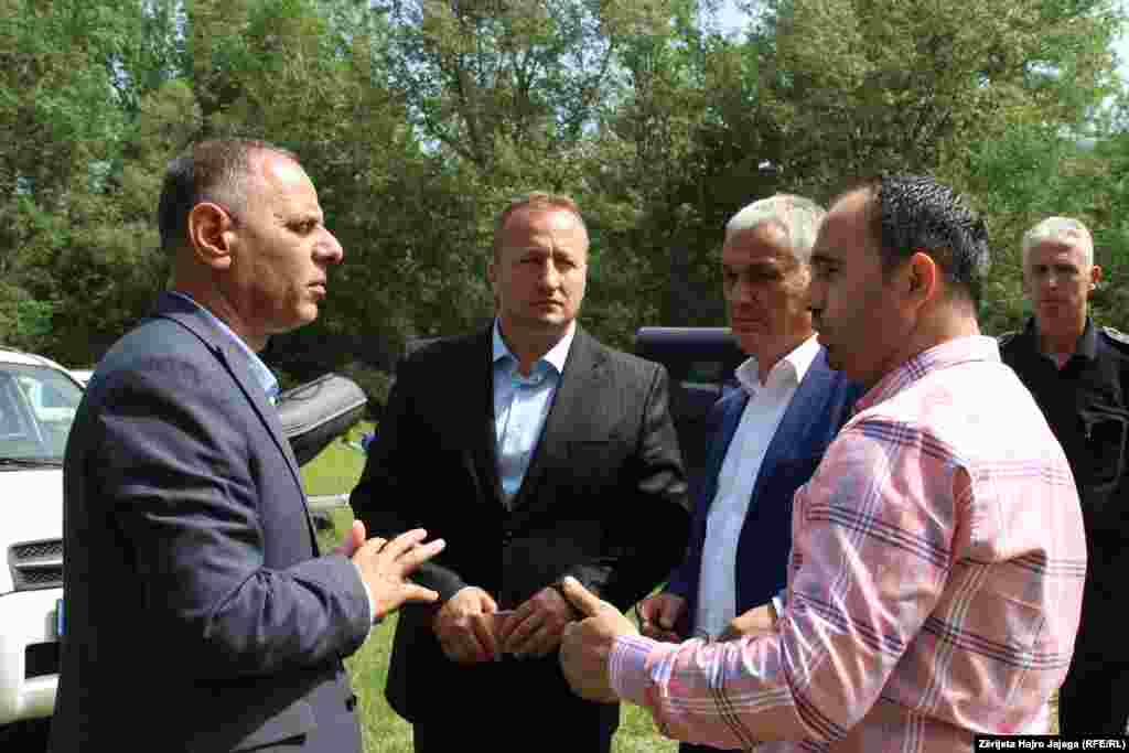 Заменик-министерот за внатрешни работи на Македонија, Агим Нухиу, за Радио Слободна Европа рече дека потрагата е во соработка со косовските полициски власти и дека се одвива долж реката Лепенц