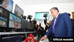 Президент Таджикистана Эмомали Рахмон запускает вещание двух телеканалов. Душанбе, 1 марта 2016 года.