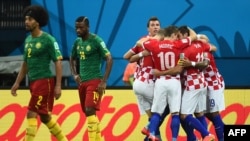 Футболисты сборной Хорватии (справа) после первого гола в ворота сборной Камеруна.