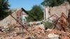 Разрушенные дома в зоне конфликта в Донбассе