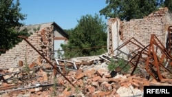 Разрушенные в результате обстрелов боевиками дома на Донбассе. Иллюстрационное фото