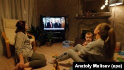 Ruska porodica gleda televizijski prijenos inauguracije novog američkog predsjednika Donalda Trumpa, siječanj 2017.