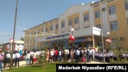 Школа-гимназия имени Алишера Навои в городе Оше. 1 сентября 2018 года.