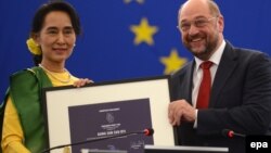 Президент Європарламенту Мартін Шульц вручає премію Аун Сан Су Чжи
