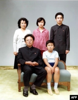 Ким Чен Нам и Ким Чен Ир (справа налево в первом ряду), 1981 год