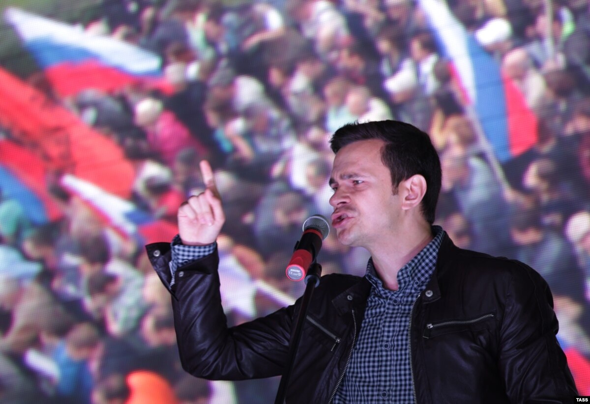 Выступает агентом