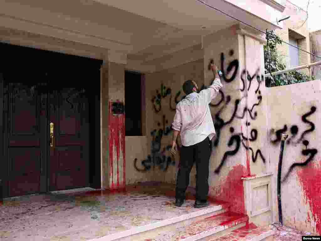 Iran -- A government supporter writes with spray on the wall of the building, where former parliament speaker and head of reformist Etemad Melli party Mehdi Karubi lives, Tehran, 14Mar2010 - Iran -- A government supporter writes with spray on the wall of the building, where former parliament speaker and head of reformist Etemad Melli party Mehdi Karubi lives, Tehran, 14Mar2010 