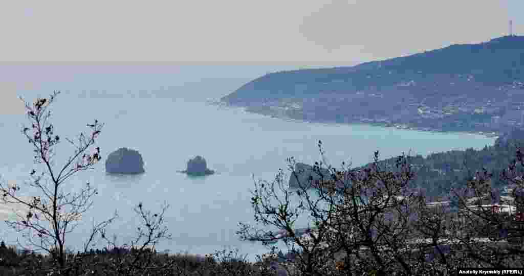 Внизу в морі &ndash; Гурзуф і скелі Адалари
