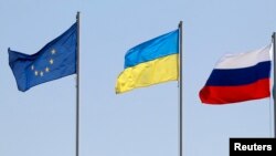 Еуропа Одағы (солдан оңға), Украина және Ресей тулары. (Көрнекі сурет)