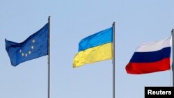 Флаги Евросоюза, Украины и России в Минске. 26 августа 2014 года. 