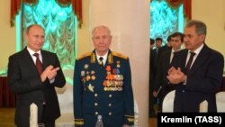 Vladimir Putin (solda) və Dmitry Yazov (ortada)