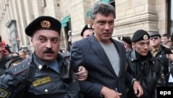 Милиционеры задерживают политика Бориса Немцова. Москва, 31 августа 2010 года.