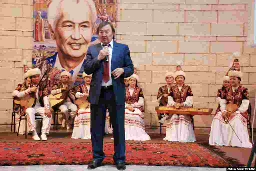 Көрменің ашылуында сөйлеген ақын Олжас Сүлейменов «Көшпенділер» тарихи трилогиясын жазған жазушының еңбегін ерлікке балады. «Ол өз борышын орындады. Ал оның ісін жалғастырмауымыз – түсініксіз» деді ақын. Ұйымдастырушылар көрменің ашылуына Қазақстан Жазушылар одағына мүше көптеген адамға шақыру жіберген. Бірақ, келгені жалғыз Олжас Сүлейменов қана. «Сірә, қазіргі заман, тарих туралы роман жазудан қолдары тимей жатқан болар. Ілияс Есенберлинге құрмет көрсетіп, осында келіп бір ауыз пікір айтуға уақыт таппаған әріптестері оның «Қаһарын» және басқа да айтулы шығармаларын да оқымаған-ау деген ой келеді. Кезінде жылпос жазушылардың бірі қойшыларға «Қаһар» кітабының бір данасын бір қойға айырбастағаны есімде. Сол кезде бұл кітапты сондай бағаға сатып алу қалыпты саналатын. Қазіргі мұқабасын керемет етіп шығарып жатқан романдардың арасында шопанның бір қозыға сатып алуына тұрарлық кітап барына күмәнім бар» деді Олжас Сүлейменов.