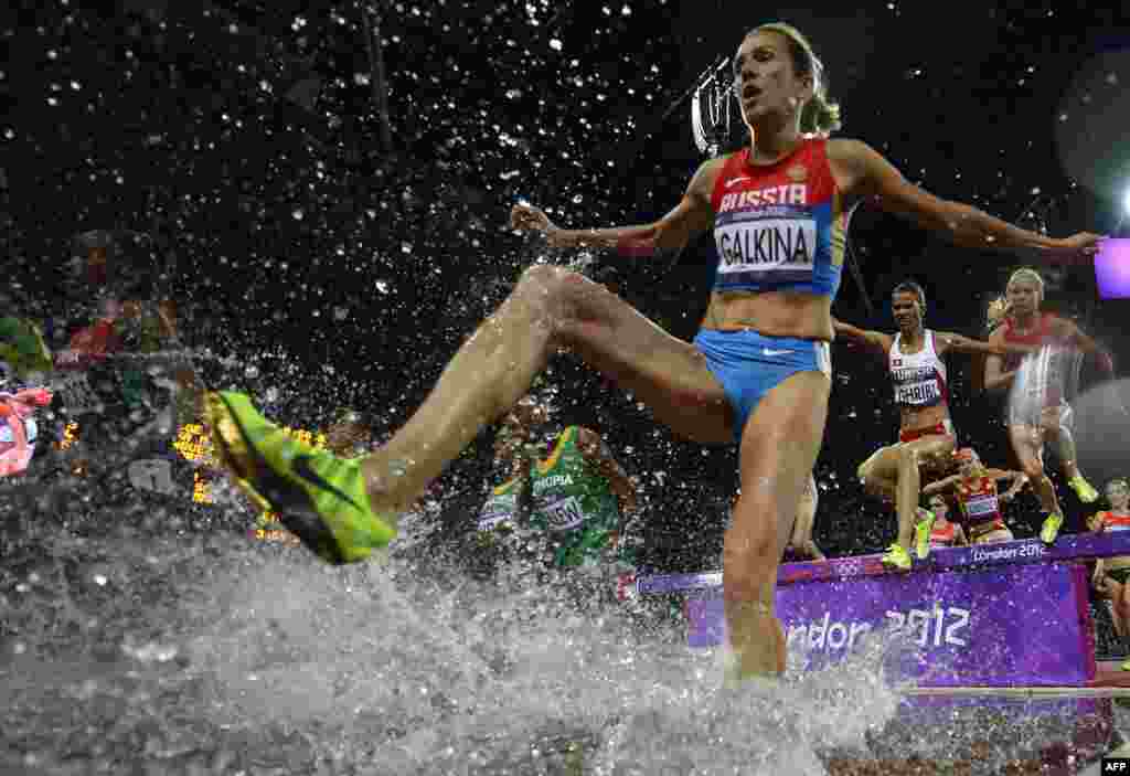 Russia&#39;s Gulnara Galkina competes in the women&#39;s 3000-meter steeplechase final at the London Olympics. (AFP/Adrian Dennis)