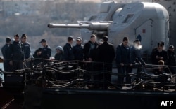 Украинские солдаты стоят на борту корвета ВМС «Тернополь». Севастополь, март 2014 года