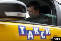 На автоматизированной парковке для лицензионного такси у здания Ярославского вокзала