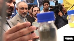 The head of the Iranian Atomic Energy Organization, Ali Akbar Salehi (second from left), visits an exhibition of Iran's nuclear technology. (file photo)