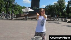 Вера Васильева проводит акцию в поддержку Алексея Пичугина. Москва, Пушкинская площадь, 19 июня 2019