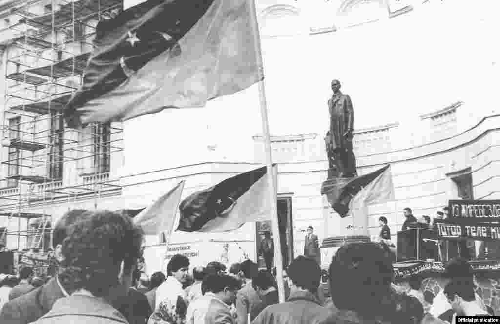 Памятник Габдулле Тукаю на Театральной площади - место для митингов националов.