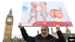 Londonlu rəssam Kaya Mar Obama, Cameron və Johnson-u "əks etdirən" karikaturası ilə