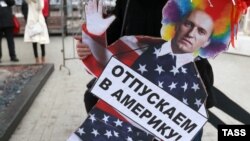 Изображение Алексея Навального в виде клоуна Рональда Макдональда во время протеста, организованного российскими коммунистами в Москве 1 марта этого года