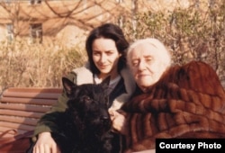 С бабушкой Айви и собакой Тяпой