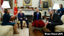 Nancy Pelosi (solda), vise-prezident Mike Pence, prezident Donald Trump və demokrat senator Chuck Schumer dekabrın 11-də Ağ Evdə keçirilmiş danışıqlar zamanı