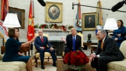 Presidenti Donald Trump dhe nënpresidenti Mike Pence, në takim me përfaqësuesit demokratë, Nancy Pelosi dhe Chuck Schumer. Dhjetor, 2018. 