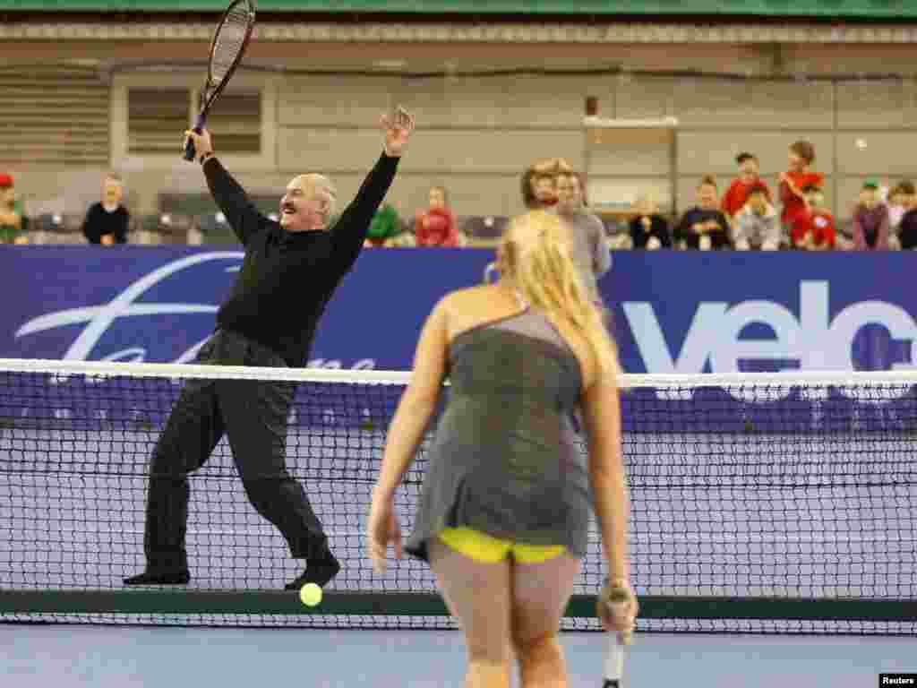 Bjelorusija - Predsjednik Alexander Lukashenko učestvovao je u dobrotvornom tenis turniru u Minsku. Igrao je sa Caroline Wozniacki, danskom tenisačicom, 19.11.2010. Foto: Reuters / Vasily Fedosenko 