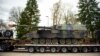 Tenkovi sa montiranim haubicama ("Panzerhaubitze 2000") njemačkih oružanih snaga Bundeswehra utovareni na teške transportere u kasarni Hindenburg u Minsteru 14. februara 2022.