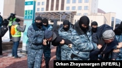 Сотрудники спецподразделения полиции задерживают участников мирной протестной акции. Нур-Султан, 1 марта 2020 года.